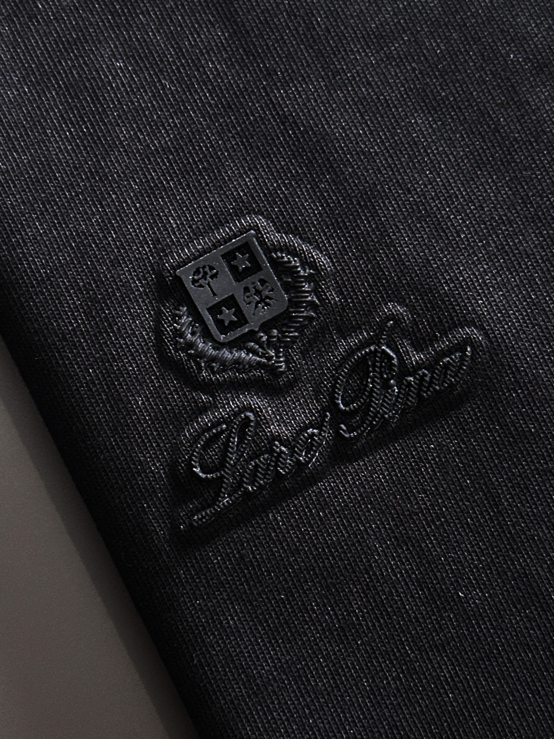 隔天出货 P125 LP 2031夏季新款  （顶级品质 区别通货）
重磅推出特殊面料短袖 
夏季走秀款 个性独家款式 男女同款 采用进口定制定染面料 后领锁链底全包肩 过水不变形不缩水 
SIZE：M到3XL