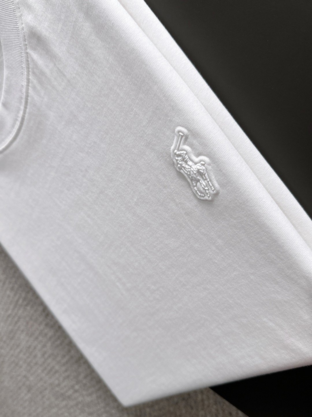 隔天出货 P125 保罗 2026夏季新款  （顶级品质 区别通货）
重磅推出特殊面料短袖 
夏季走秀款 个性独家款式 男女同款 采用进口定制定染面料 后领锁链底全包肩 过水不变形不缩水 
SIZE：M到3XL