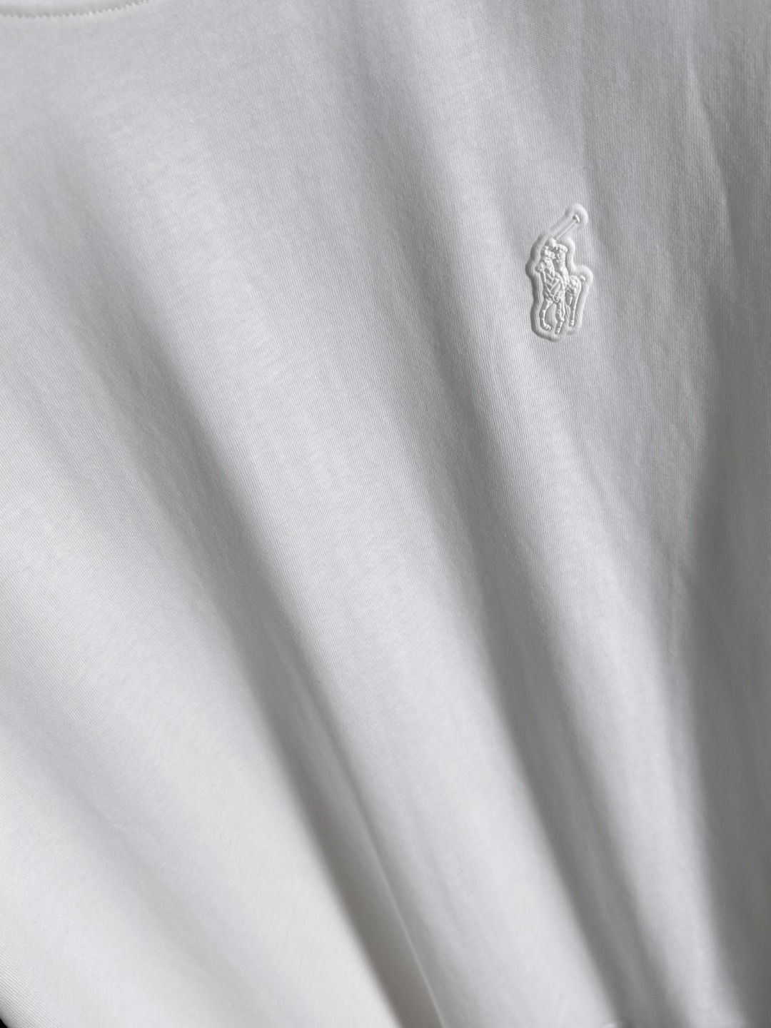 隔天出货 P125 保罗 2026夏季新款  （顶级品质 区别通货）
重磅推出特殊面料短袖 
夏季走秀款 个性独家款式 男女同款 采用进口定制定染面料 后领锁链底全包肩 过水不变形不缩水 
SIZE：M到3XL