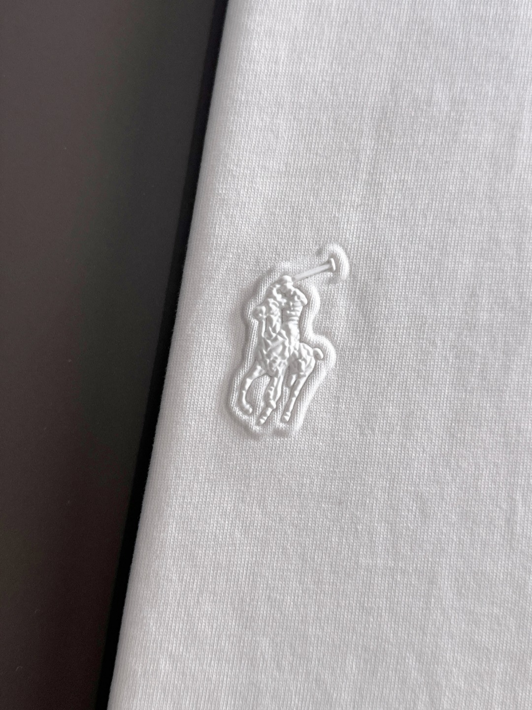 隔天出货 P125 保罗 2026夏季新款  （顶级品质 区别通货）
重磅推出特殊面料短袖 
夏季走秀款 个性独家款式 男女同款 采用进口定制定染面料 后领锁链底全包肩 过水不变形不缩水 
SIZE：M到3XL