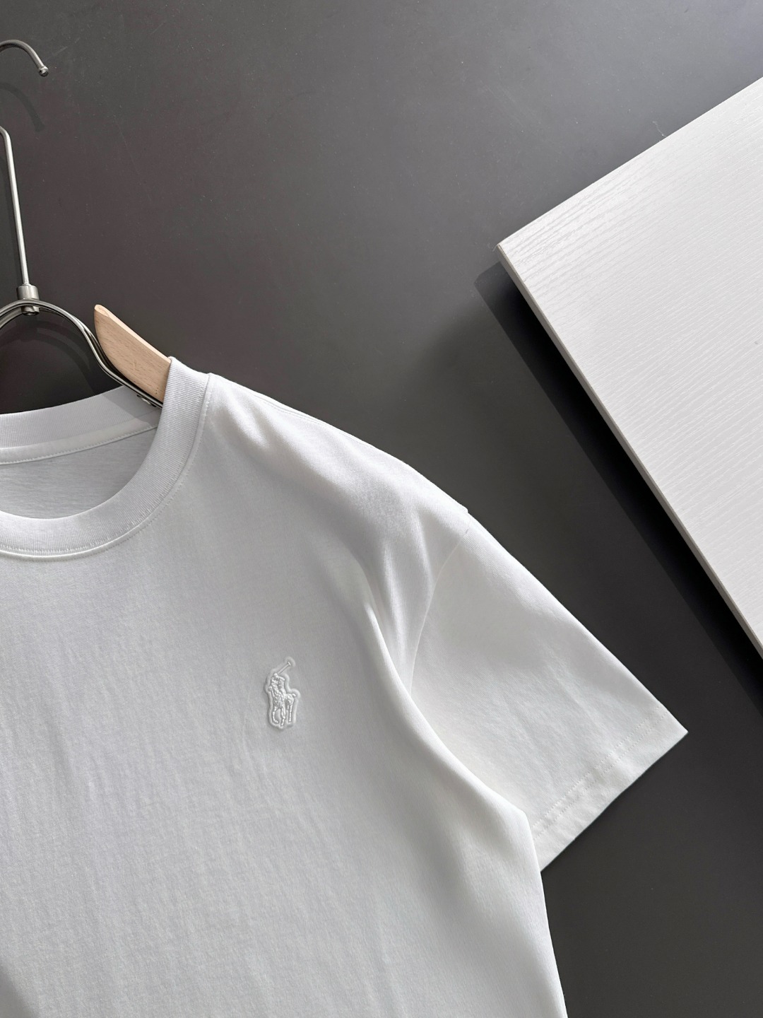 隔天出货 P125 保罗 2026夏季新款  （顶级品质 区别通货）
重磅推出特殊面料短袖 
夏季走秀款 个性独家款式 男女同款 采用进口定制定染面料 后领锁链底全包肩 过水不变形不缩水 
SIZE：M到3XL