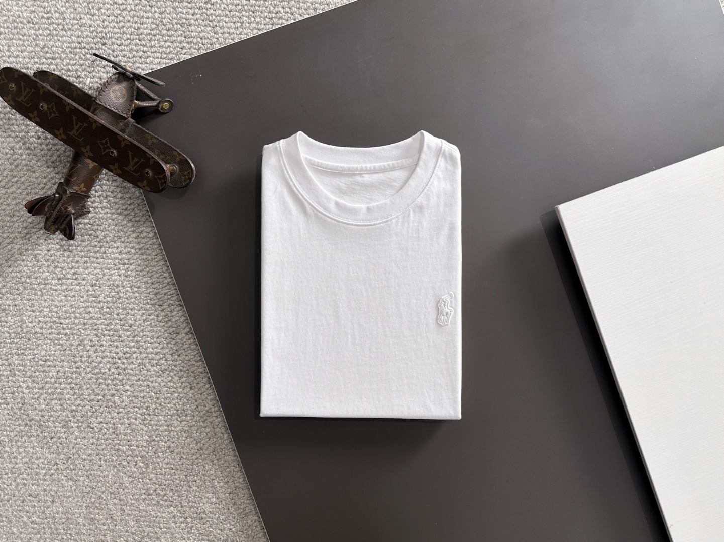 隔天出货 P125 保罗 2026夏季新款  （顶级品质 区别通货）
重磅推出特殊面料短袖 
夏季走秀款 个性独家款式 男女同款 采用进口定制定染面料 后领锁链底全包肩 过水不变形不缩水 
SIZE：M到3XL