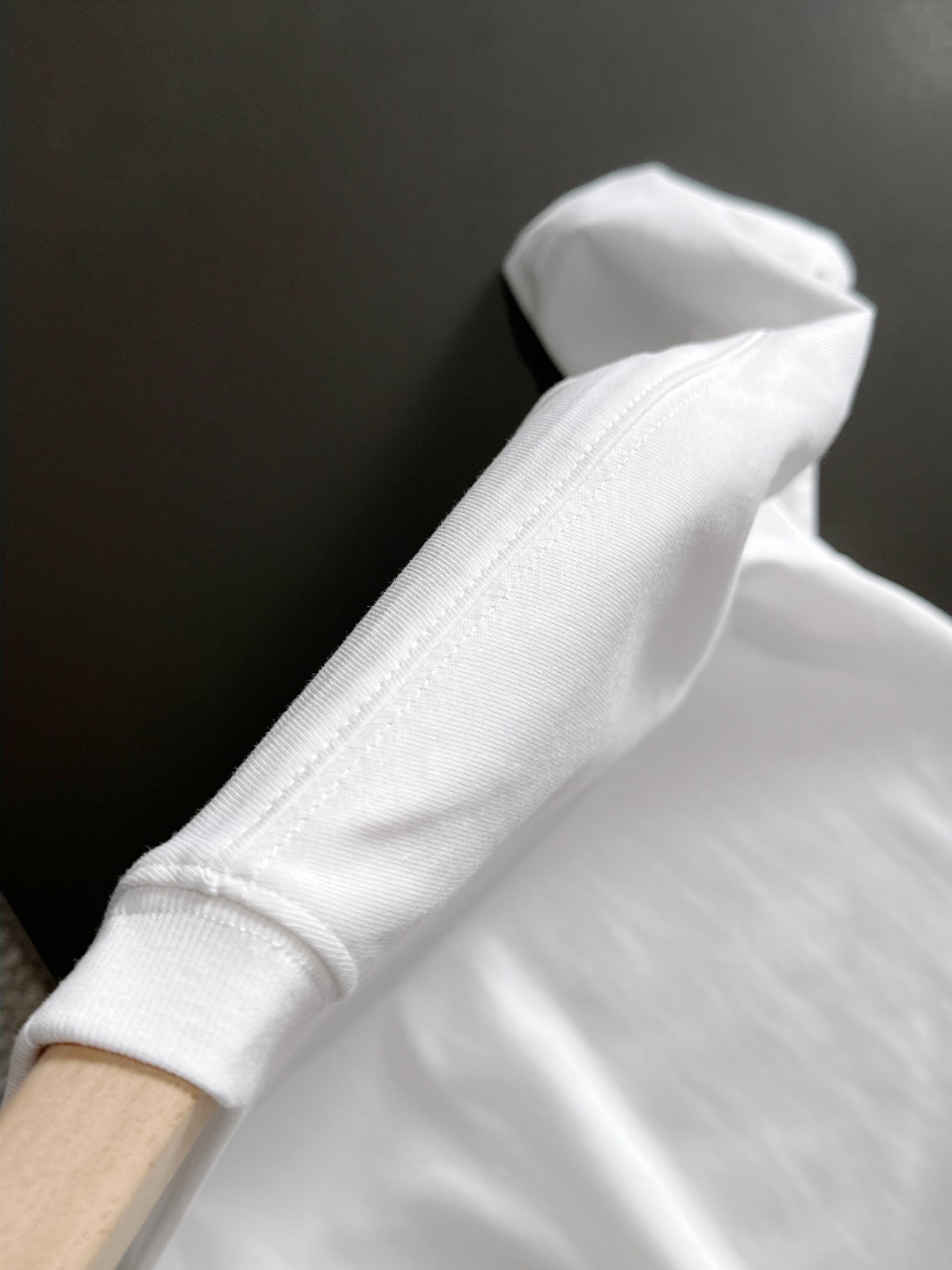 隔天出货 P125 保罗 2026夏季新款  （顶级品质 区别通货）
重磅推出特殊面料短袖 
夏季走秀款 个性独家款式 男女同款 采用进口定制定染面料 后领锁链底全包肩 过水不变形不缩水 
SIZE：M到3XL