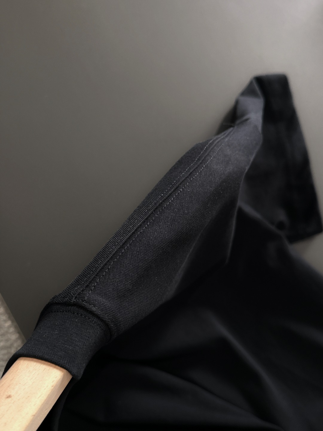 隔天出货 P125 保罗 2026夏季新款  （顶级品质 区别通货）
重磅推出特殊面料短袖 
夏季走秀款 个性独家款式 男女同款 采用进口定制定染面料 后领锁链底全包肩 过水不变形不缩水 
SIZE：M到3XL