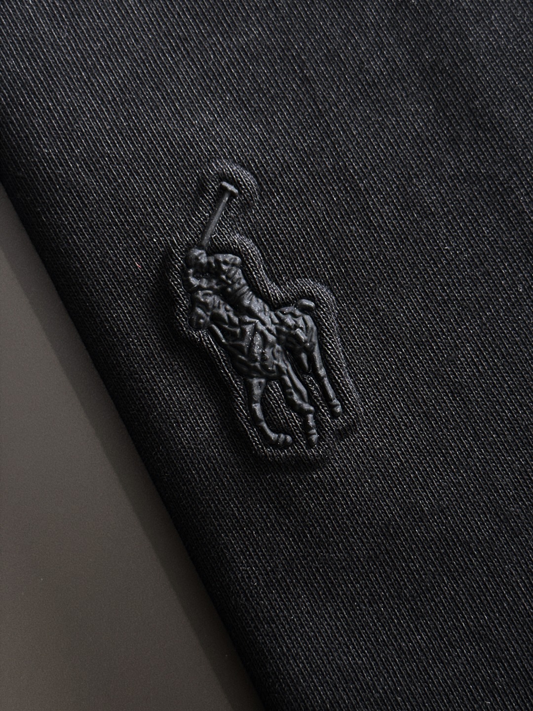 隔天出货 P125 保罗 2026夏季新款  （顶级品质 区别通货）
重磅推出特殊面料短袖 
夏季走秀款 个性独家款式 男女同款 采用进口定制定染面料 后领锁链底全包肩 过水不变形不缩水 
SIZE：M到3XL