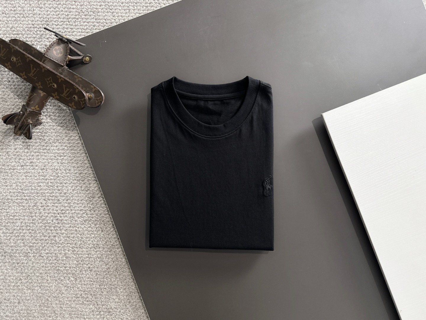 隔天出货 P125 保罗 2026夏季新款  （顶级品质 区别通货）
重磅推出特殊面料短袖 
夏季走秀款 个性独家款式 男女同款 采用进口定制定染面料 后领锁链底全包肩 过水不变形不缩水 
SIZE：M到3XL