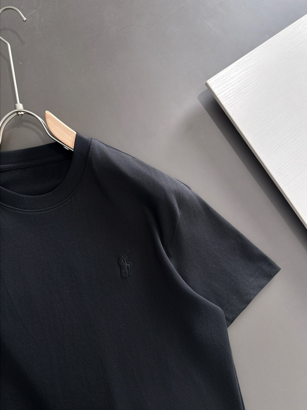 隔天出货 P125 保罗 2026夏季新款  （顶级品质 区别通货）
重磅推出特殊面料短袖 
夏季走秀款 个性独家款式 男女同款 采用进口定制定染面料 后领锁链底全包肩 过水不变形不缩水 
SIZE：M到3XL