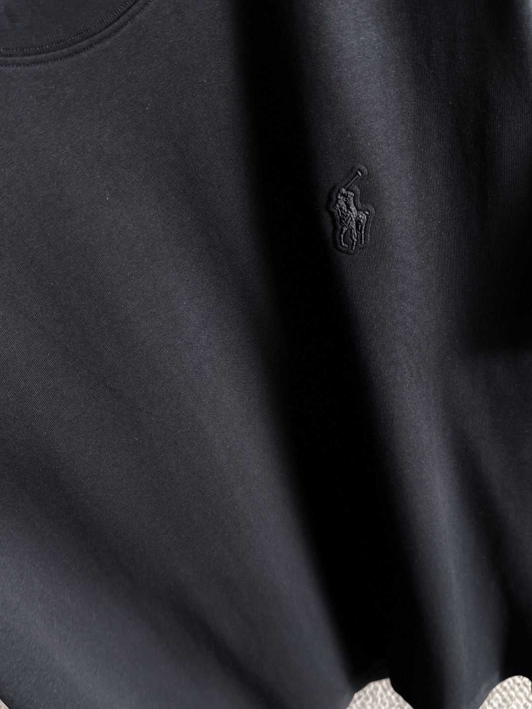 隔天出货 P125 保罗 2026夏季新款  （顶级品质 区别通货）
重磅推出特殊面料短袖 
夏季走秀款 个性独家款式 男女同款 采用进口定制定染面料 后领锁链底全包肩 过水不变形不缩水 
SIZE：M到3XL