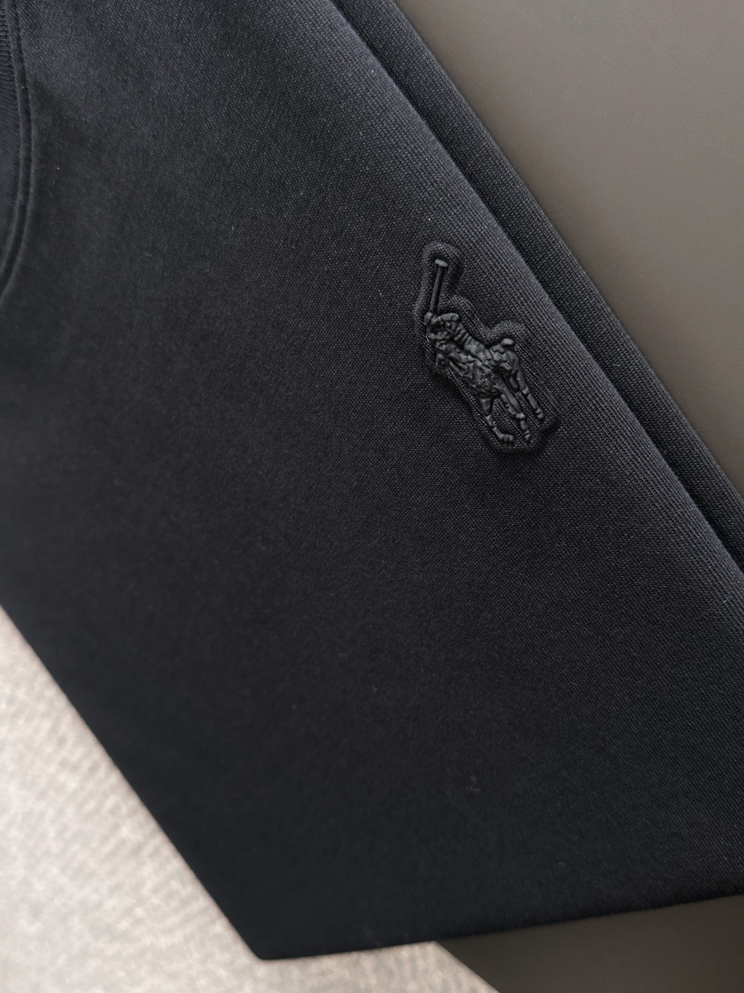 隔天出货 P125 保罗 2026夏季新款  （顶级品质 区别通货）
重磅推出特殊面料短袖 
夏季走秀款 个性独家款式 男女同款 采用进口定制定染面料 后领锁链底全包肩 过水不变形不缩水 
SIZE：M到3XL