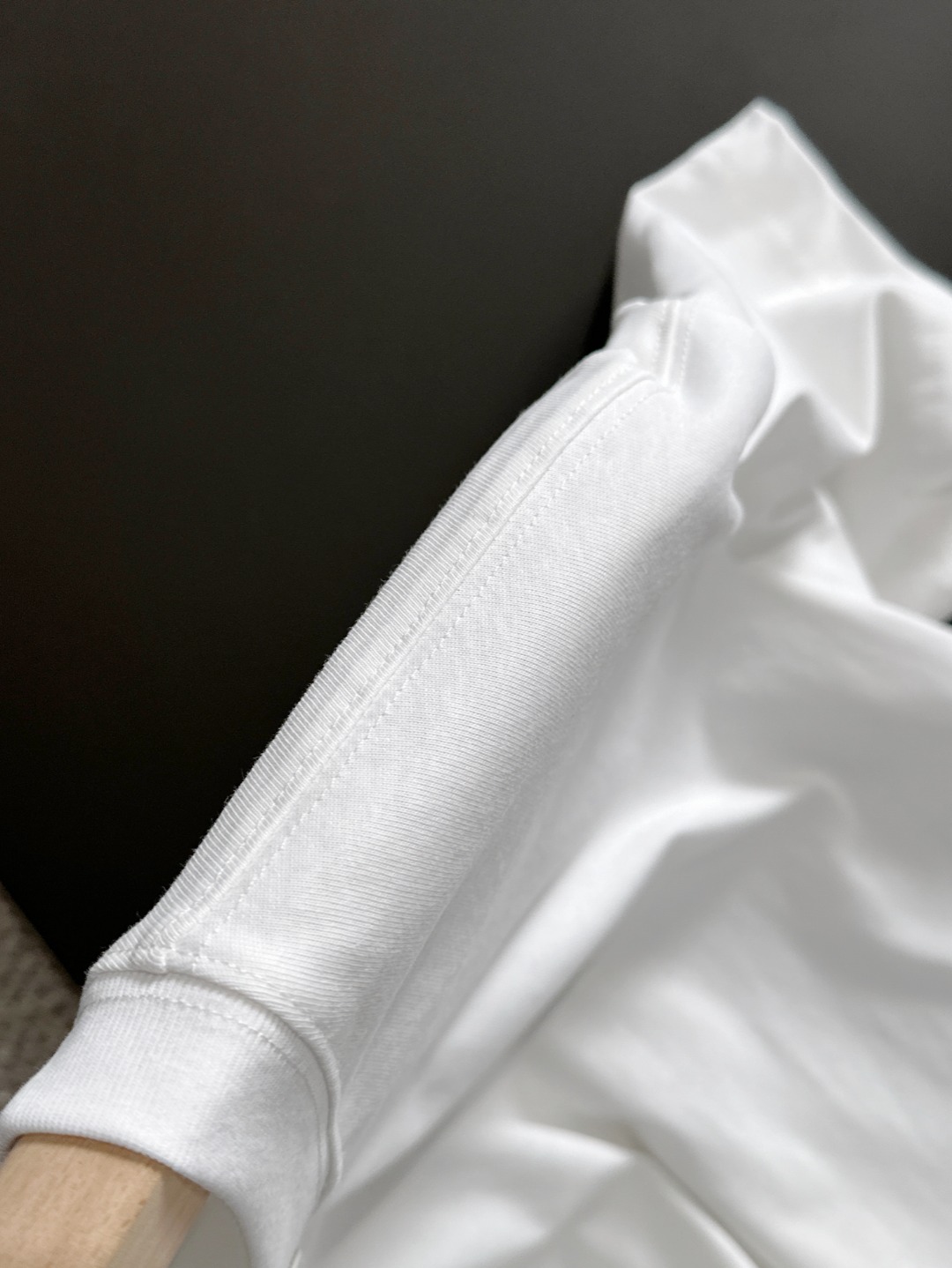 隔天出货 P125 普拉达 2026夏季新款  （顶级品质 区别通货）
重磅推出特殊面料短袖 
夏季走秀款 个性独家款式 男女同款 采用进口定制定染面料 后领锁链底全包肩 过水不变形不缩水 
SIZE：M到3XL