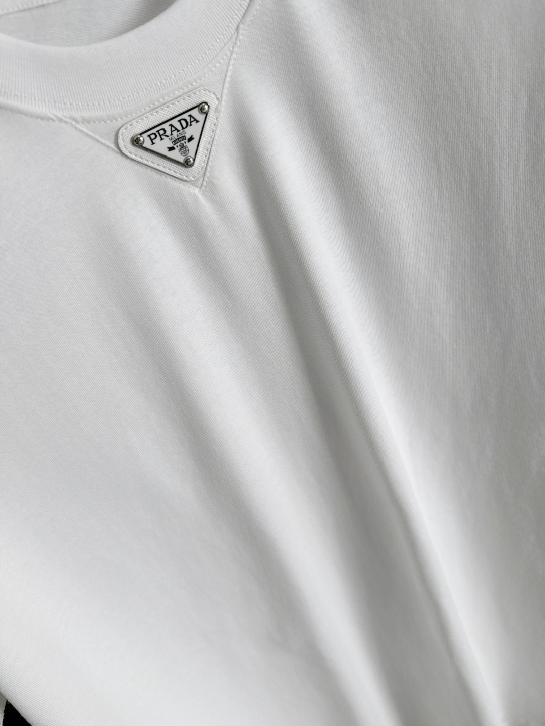 隔天出货 P125 普拉达 2026夏季新款  （顶级品质 区别通货）
重磅推出特殊面料短袖 
夏季走秀款 个性独家款式 男女同款 采用进口定制定染面料 后领锁链底全包肩 过水不变形不缩水 
SIZE：M到3XL