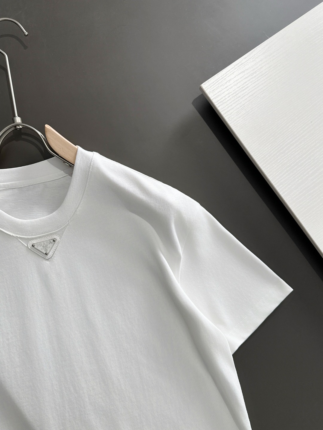 隔天出货 P125 普拉达 2026夏季新款  （顶级品质 区别通货）
重磅推出特殊面料短袖 
夏季走秀款 个性独家款式 男女同款 采用进口定制定染面料 后领锁链底全包肩 过水不变形不缩水 
SIZE：M到3XL