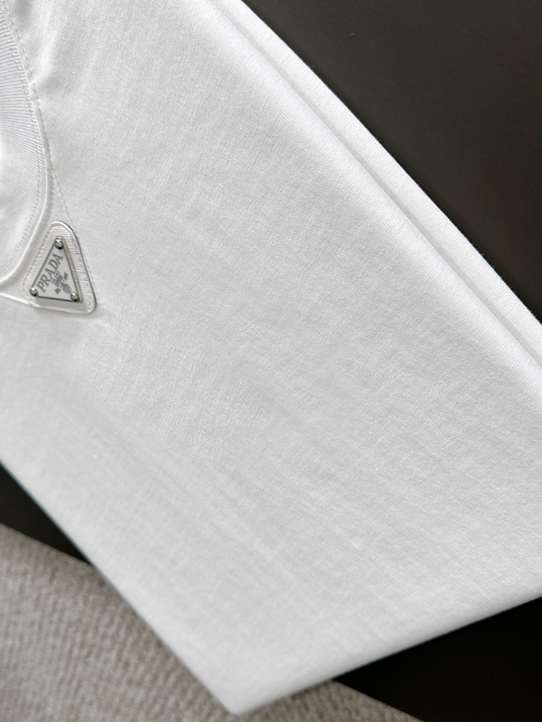 隔天出货 P125 普拉达 2026夏季新款  （顶级品质 区别通货）
重磅推出特殊面料短袖 
夏季走秀款 个性独家款式 男女同款 采用进口定制定染面料 后领锁链底全包肩 过水不变形不缩水 
SIZE：M到3XL