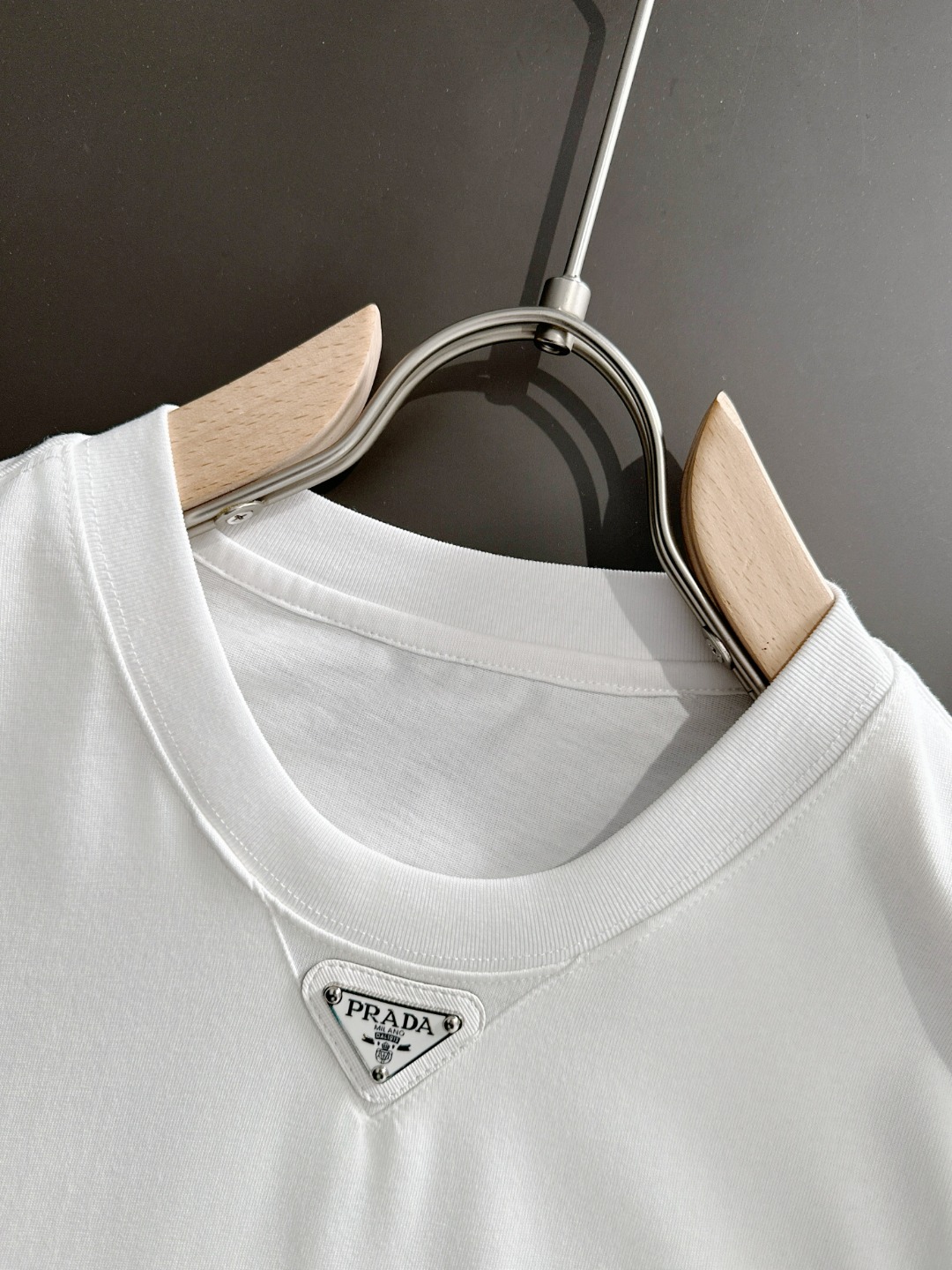 隔天出货 P125 普拉达 2026夏季新款  （顶级品质 区别通货）
重磅推出特殊面料短袖 
夏季走秀款 个性独家款式 男女同款 采用进口定制定染面料 后领锁链底全包肩 过水不变形不缩水 
SIZE：M到3XL