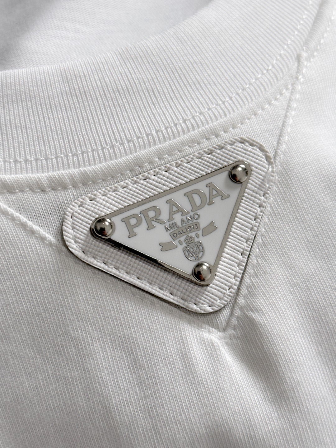 隔天出货 P125 普拉达 2026夏季新款  （顶级品质 区别通货）
重磅推出特殊面料短袖 
夏季走秀款 个性独家款式 男女同款 采用进口定制定染面料 后领锁链底全包肩 过水不变形不缩水 
SIZE：M到3XL