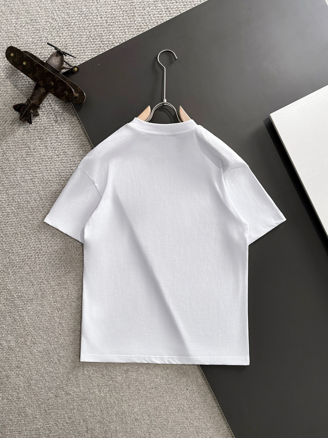 隔天出货 P125 普拉达 2026夏季新款  （顶级品质 区别通货）
重磅推出特殊面料短袖 
夏季走秀款 个性独家款式 男女同款 采用进口定制定染面料 后领锁链底全包肩 过水不变形不缩水 
SIZE：M到3XL