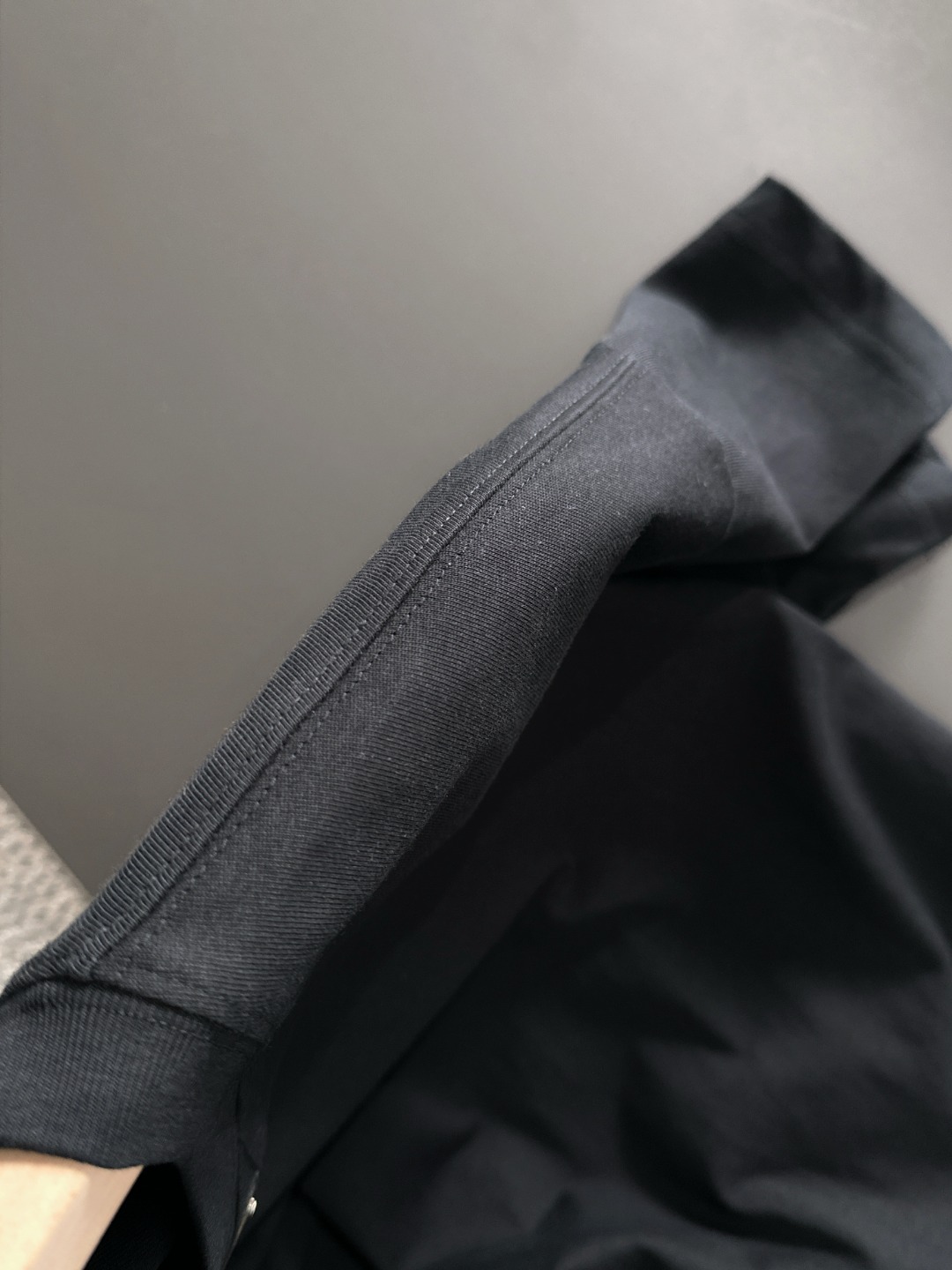 隔天出货 P125 普拉达 2026夏季新款  （顶级品质 区别通货）
重磅推出特殊面料短袖 
夏季走秀款 个性独家款式 男女同款 采用进口定制定染面料 后领锁链底全包肩 过水不变形不缩水 
SIZE：M到3XL