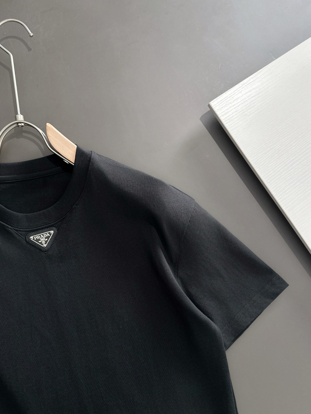 隔天出货 P125 普拉达 2026夏季新款  （顶级品质 区别通货）
重磅推出特殊面料短袖 
夏季走秀款 个性独家款式 男女同款 采用进口定制定染面料 后领锁链底全包肩 过水不变形不缩水 
SIZE：M到3XL