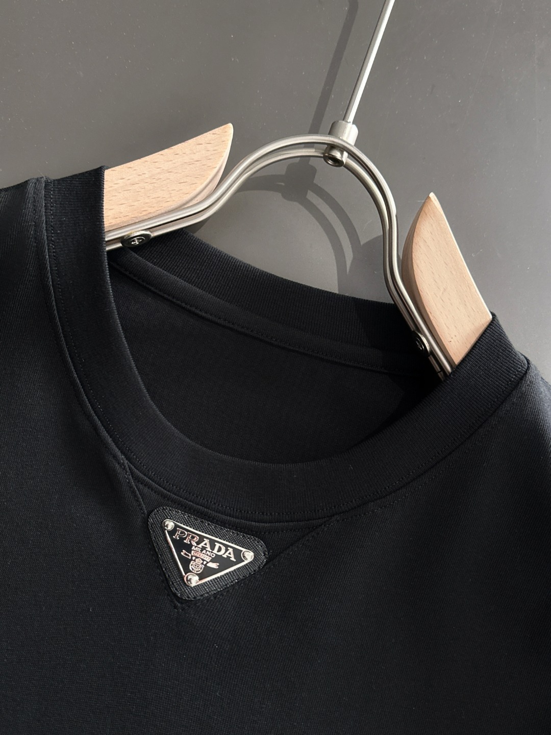 隔天出货 P125 普拉达 2026夏季新款  （顶级品质 区别通货）
重磅推出特殊面料短袖 
夏季走秀款 个性独家款式 男女同款 采用进口定制定染面料 后领锁链底全包肩 过水不变形不缩水 
SIZE：M到3XL