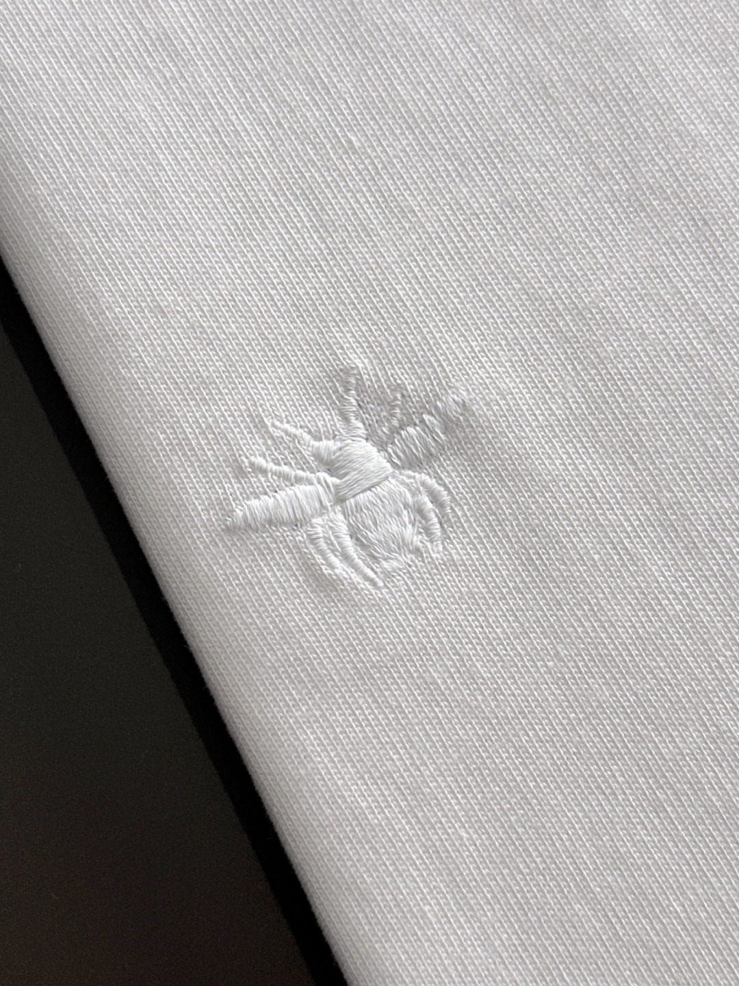 隔天出货 P125 Dior 2026夏季新款  （顶级品质 区别通货）
重磅推出特殊面料短袖 
夏季走秀款 个性独家款式 男女同款 采用进口定制定染面料 后领锁链底全包肩 过水不变形不缩水 
SIZE：M到3XL