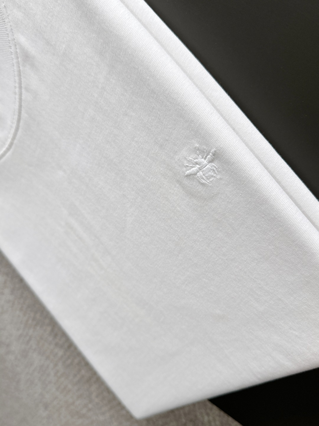 隔天出货 P125 Dior 2026夏季新款  （顶级品质 区别通货）
重磅推出特殊面料短袖 
夏季走秀款 个性独家款式 男女同款 采用进口定制定染面料 后领锁链底全包肩 过水不变形不缩水 
SIZE：M到3XL