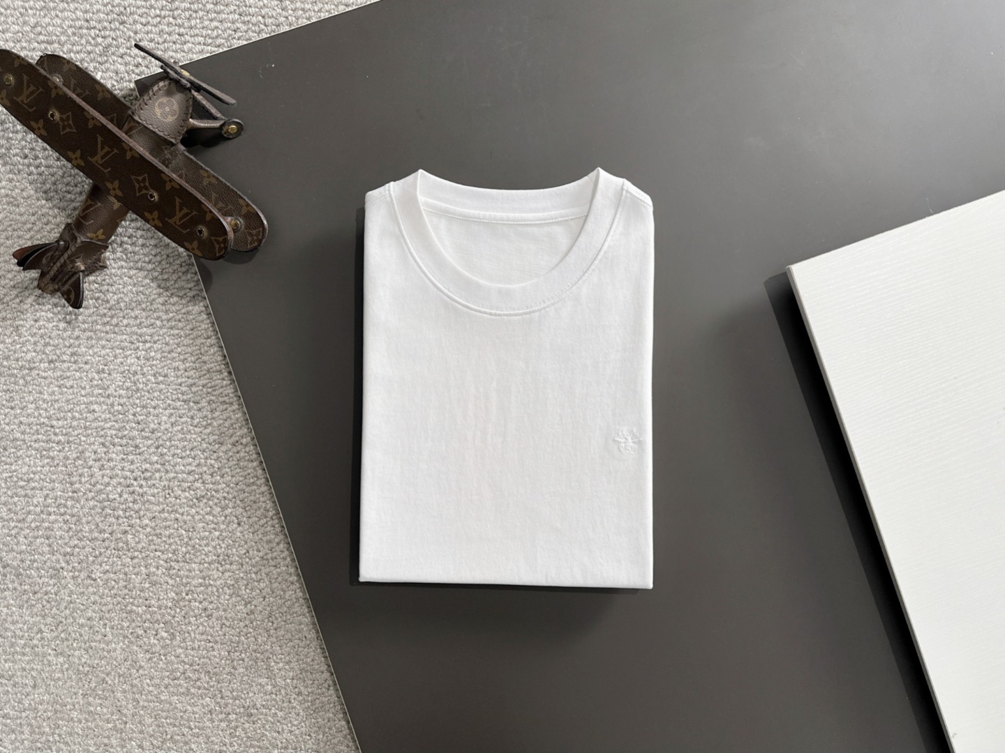 隔天出货 P125 Dior 2026夏季新款  （顶级品质 区别通货）
重磅推出特殊面料短袖 
夏季走秀款 个性独家款式 男女同款 采用进口定制定染面料 后领锁链底全包肩 过水不变形不缩水 
SIZE：M到3XL