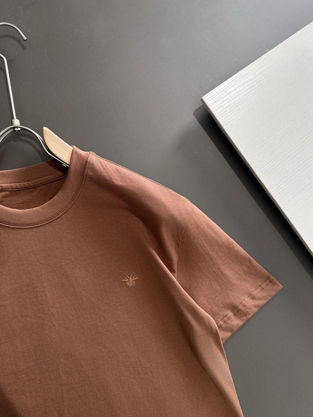 隔天出货 P125 Dior 2026夏季新款  （顶级品质 区别通货）
重磅推出特殊面料短袖 
夏季走秀款 个性独家款式 男女同款 采用进口定制定染面料 后领锁链底全包肩 过水不变形不缩水 
SIZE：M到3XL