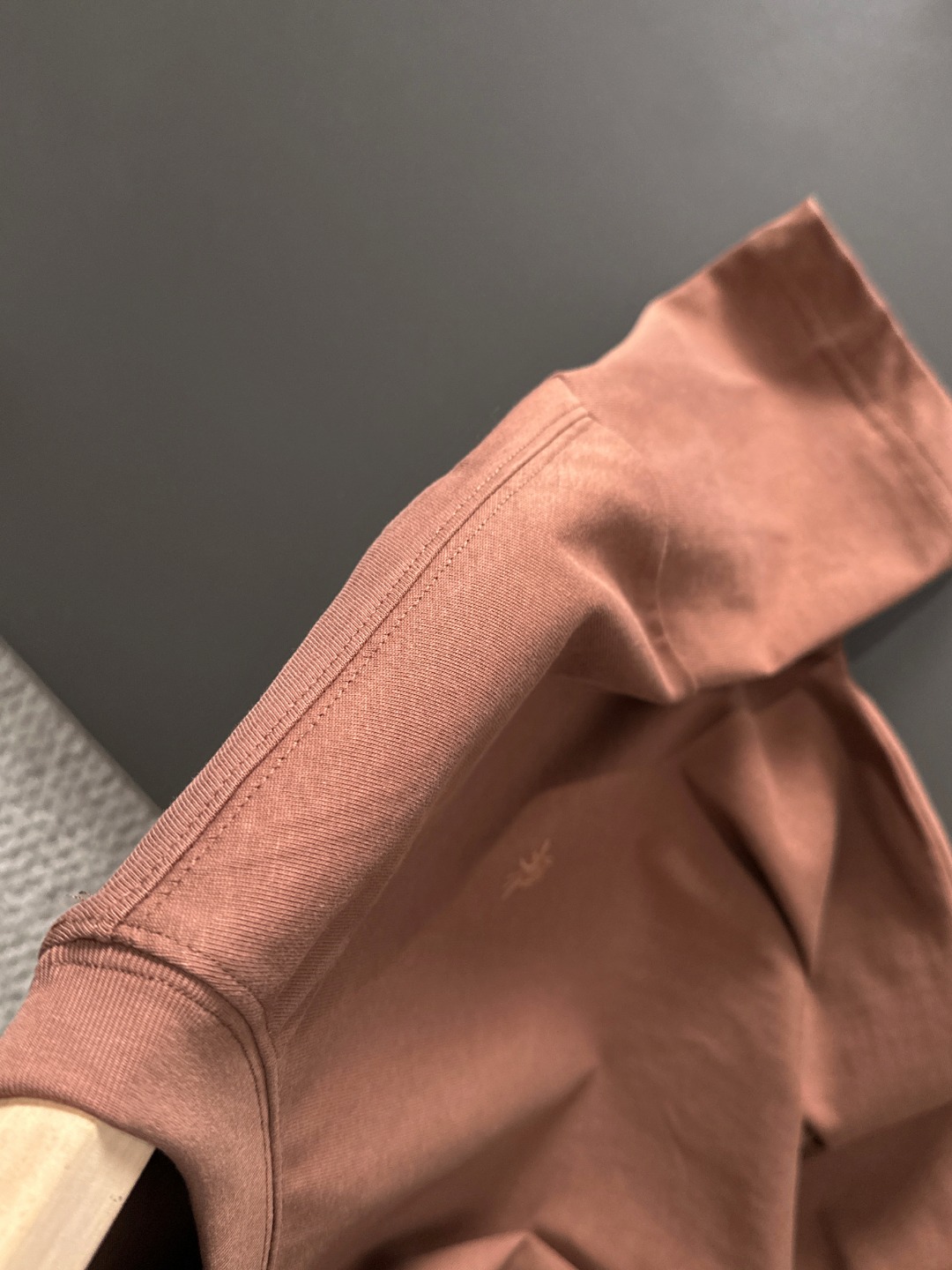 隔天出货 P125 Dior 2026夏季新款  （顶级品质 区别通货）
重磅推出特殊面料短袖 
夏季走秀款 个性独家款式 男女同款 采用进口定制定染面料 后领锁链底全包肩 过水不变形不缩水 
SIZE：M到3XL