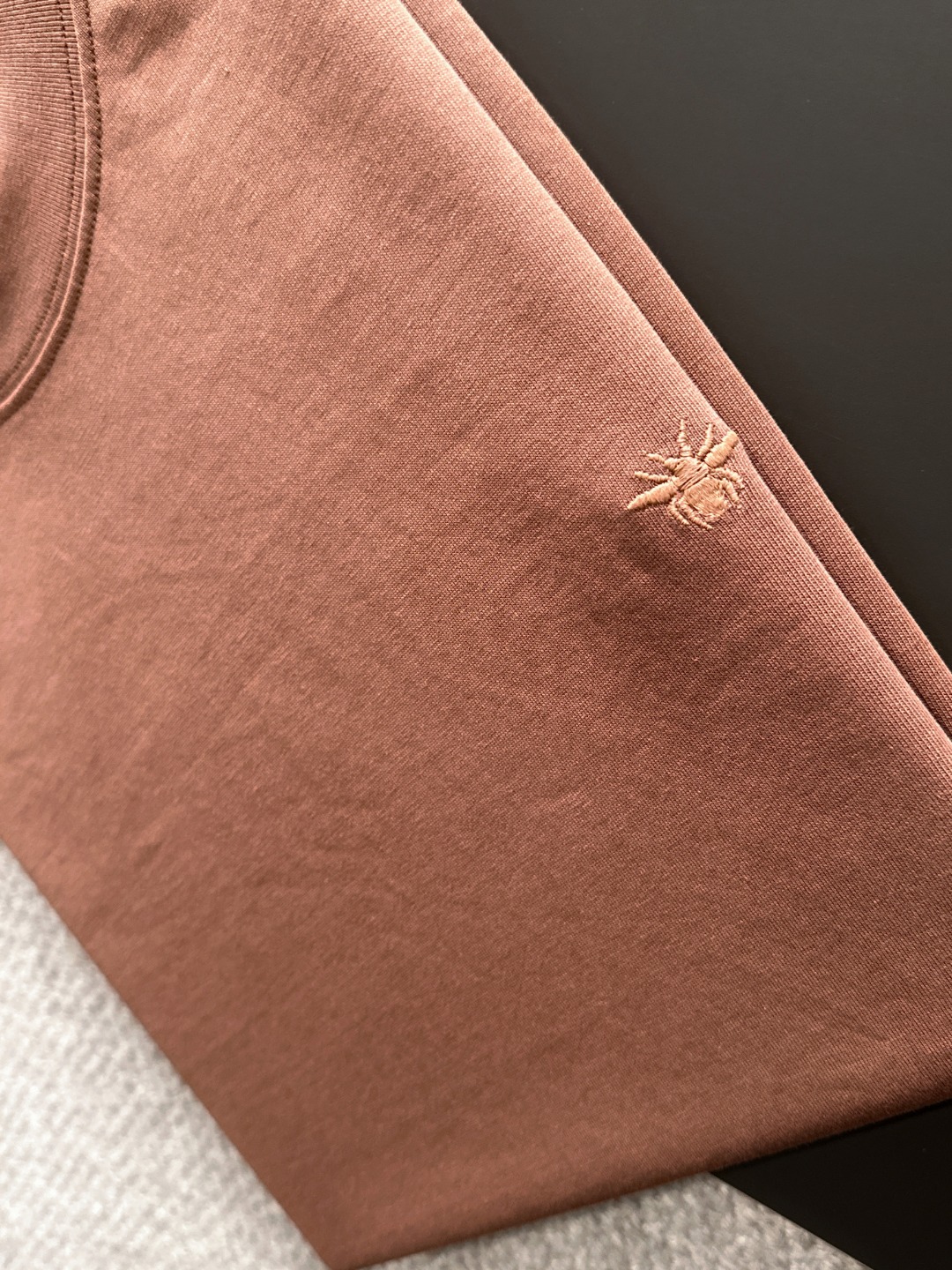 隔天出货 P125 Dior 2026夏季新款  （顶级品质 区别通货）
重磅推出特殊面料短袖 
夏季走秀款 个性独家款式 男女同款 采用进口定制定染面料 后领锁链底全包肩 过水不变形不缩水 
SIZE：M到3XL