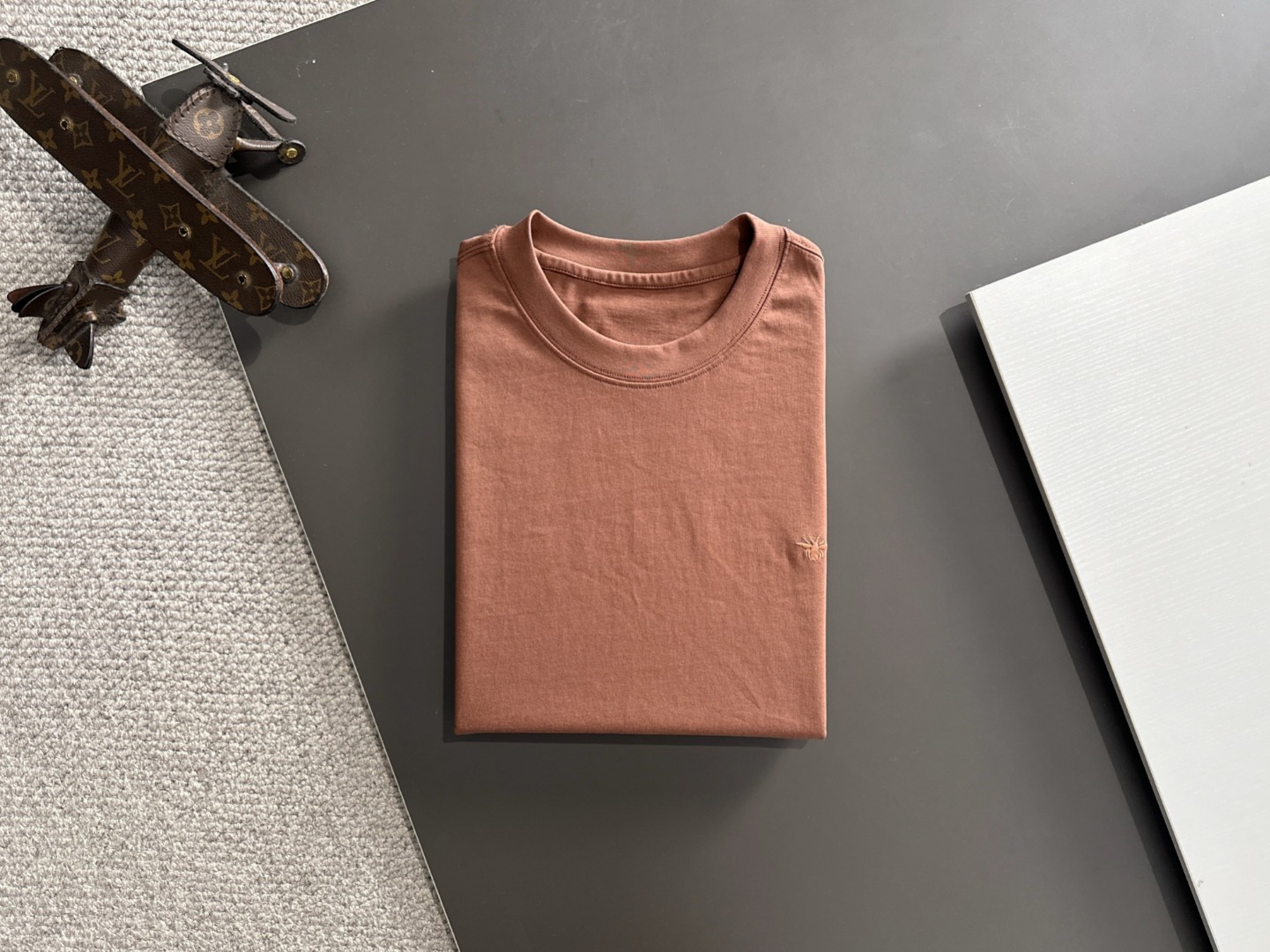 隔天出货 P125 Dior 2026夏季新款  （顶级品质 区别通货）
重磅推出特殊面料短袖 
夏季走秀款 个性独家款式 男女同款 采用进口定制定染面料 后领锁链底全包肩 过水不变形不缩水 
SIZE：M到3XL