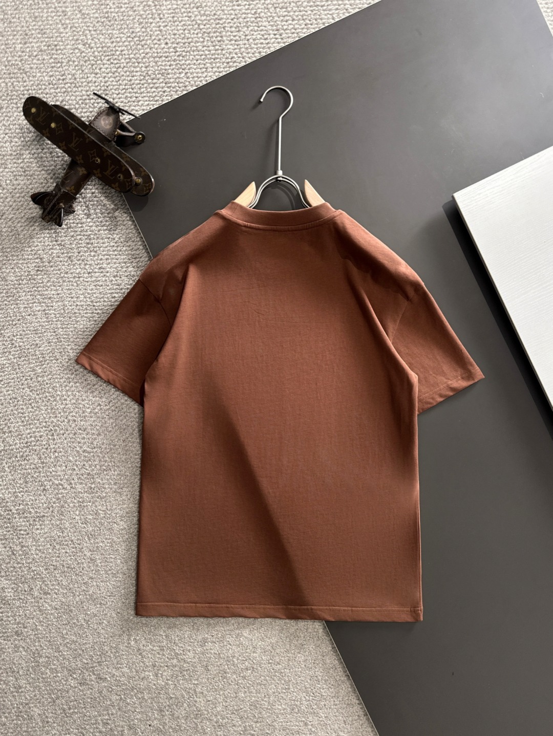 隔天出货 P125 Dior 2026夏季新款  （顶级品质 区别通货）
重磅推出特殊面料短袖 
夏季走秀款 个性独家款式 男女同款 采用进口定制定染面料 后领锁链底全包肩 过水不变形不缩水 
SIZE：M到3XL