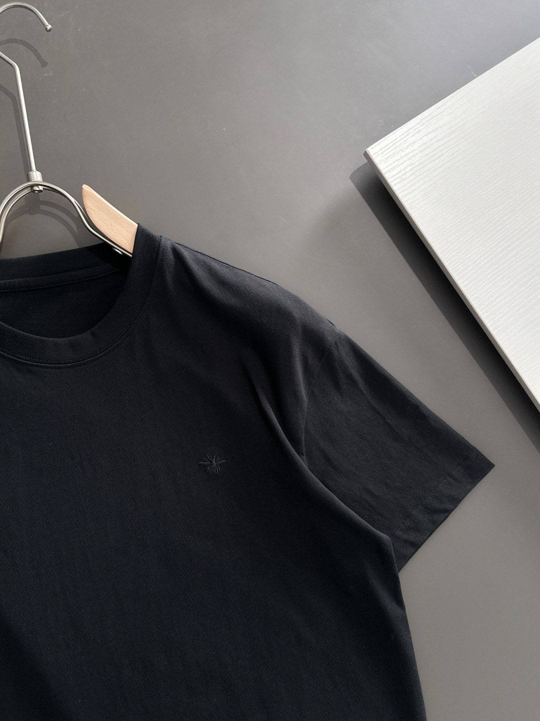 隔天出货 P125 Dior 2026夏季新款  （顶级品质 区别通货）
重磅推出特殊面料短袖 
夏季走秀款 个性独家款式 男女同款 采用进口定制定染面料 后领锁链底全包肩 过水不变形不缩水 
SIZE：M到3XL