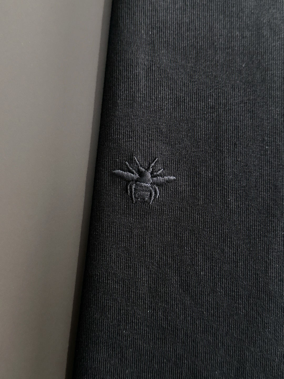 隔天出货 P125 Dior 2026夏季新款  （顶级品质 区别通货）
重磅推出特殊面料短袖 
夏季走秀款 个性独家款式 男女同款 采用进口定制定染面料 后领锁链底全包肩 过水不变形不缩水 
SIZE：M到3XL