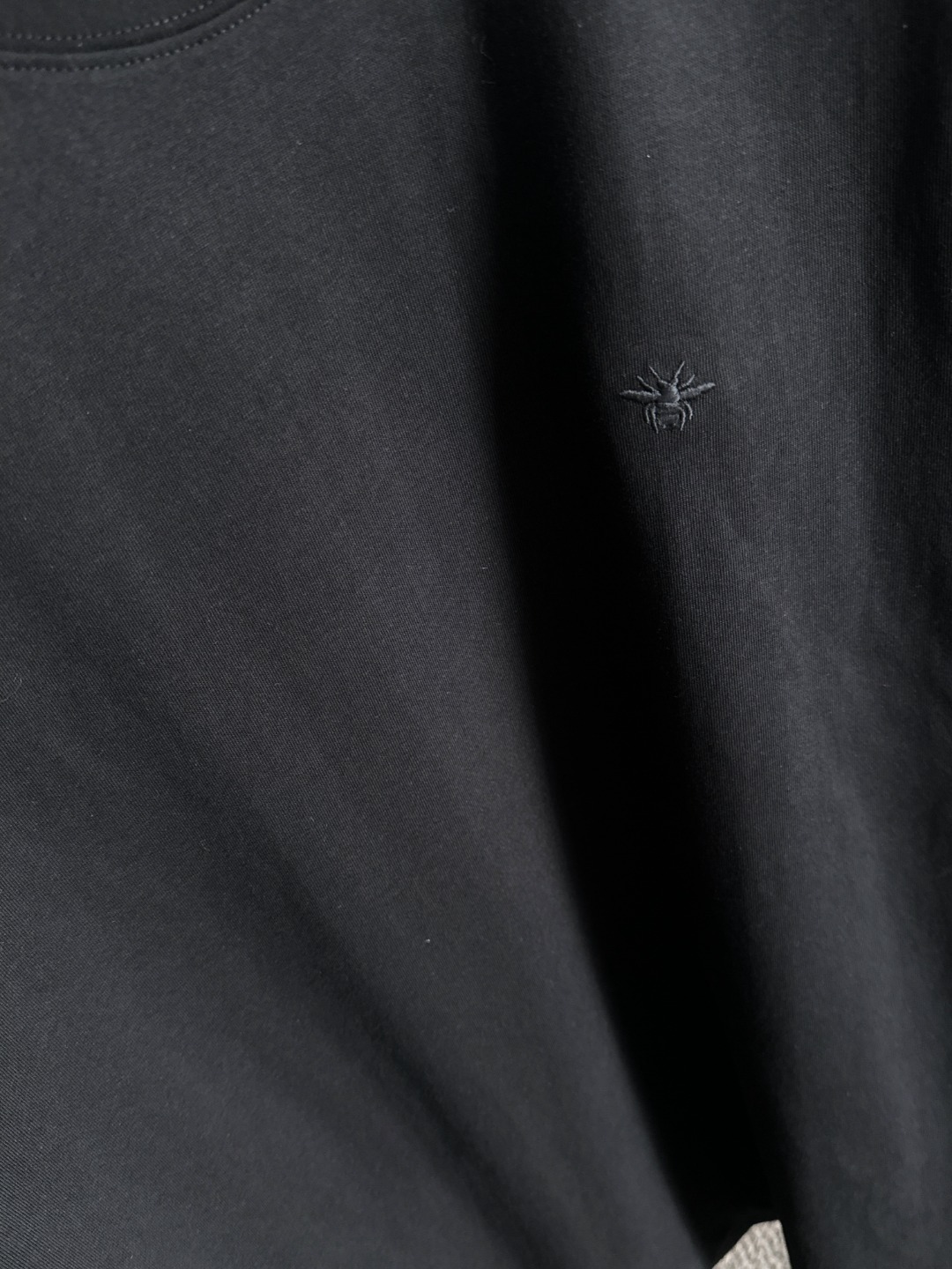 隔天出货 P125 Dior 2026夏季新款  （顶级品质 区别通货）
重磅推出特殊面料短袖 
夏季走秀款 个性独家款式 男女同款 采用进口定制定染面料 后领锁链底全包肩 过水不变形不缩水 
SIZE：M到3XL