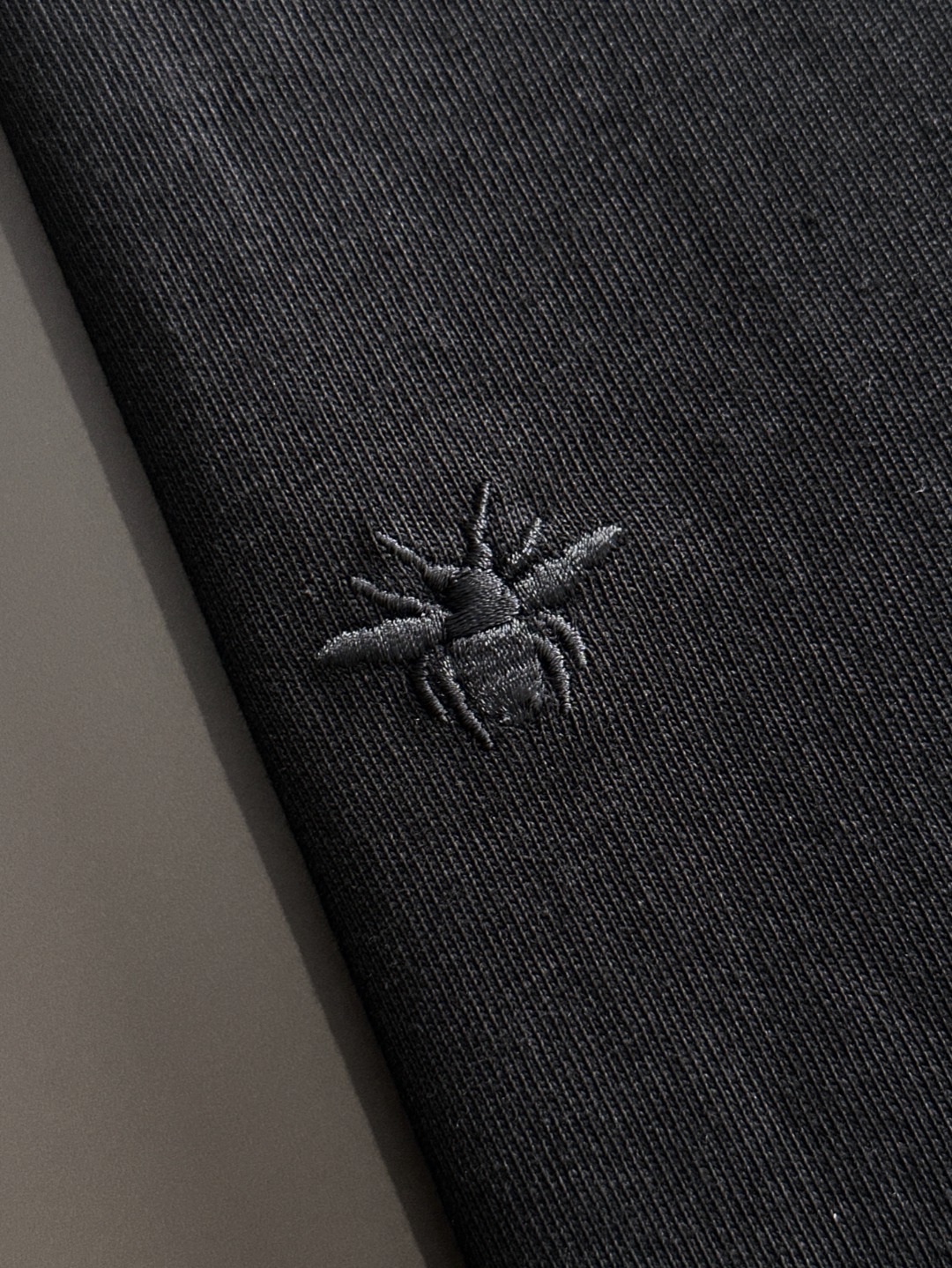 隔天出货 P125 Dior 2026夏季新款  （顶级品质 区别通货）
重磅推出特殊面料短袖 
夏季走秀款 个性独家款式 男女同款 采用进口定制定染面料 后领锁链底全包肩 过水不变形不缩水 
SIZE：M到3XL