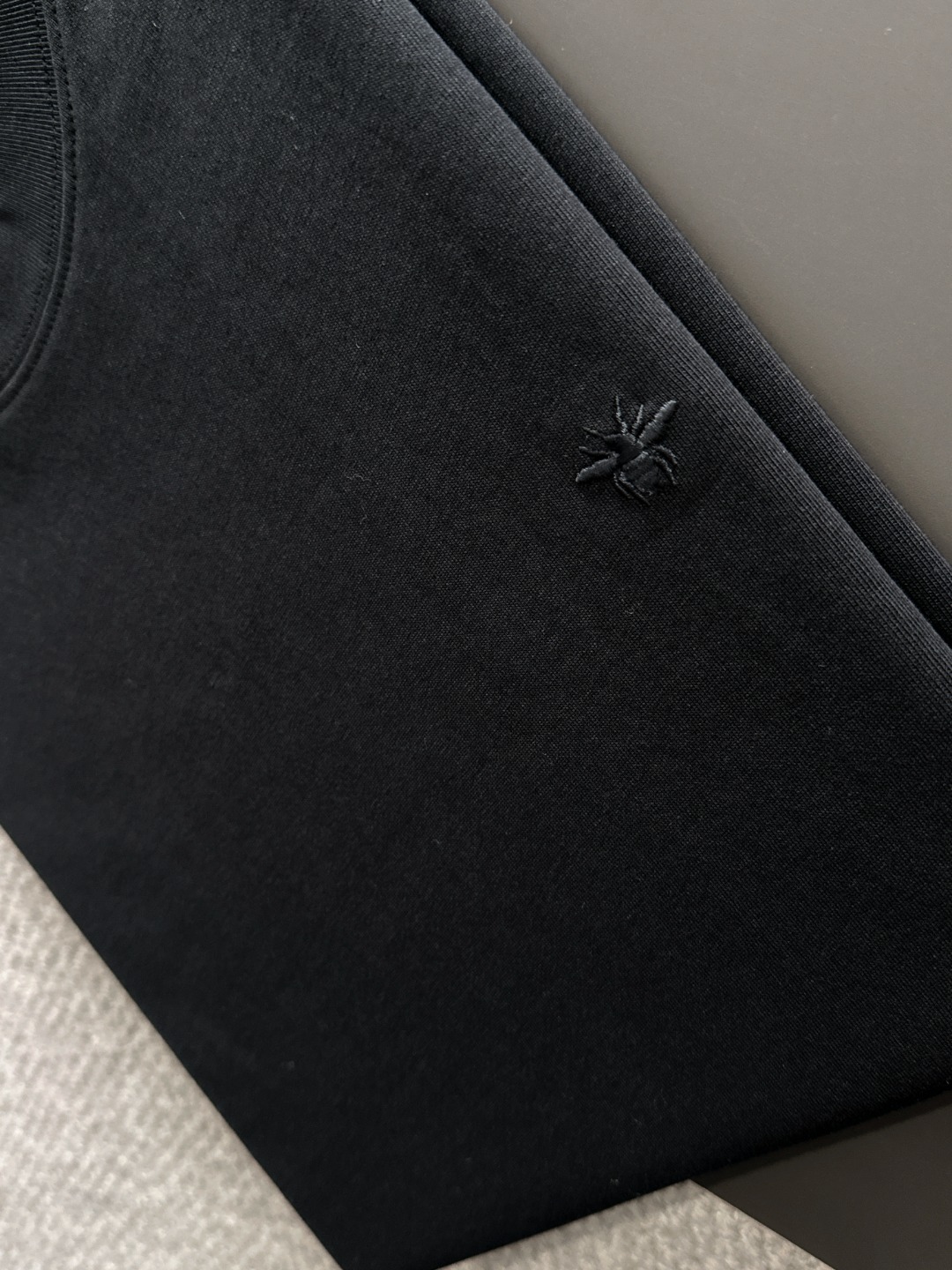 隔天出货 P125 Dior 2026夏季新款  （顶级品质 区别通货）
重磅推出特殊面料短袖 
夏季走秀款 个性独家款式 男女同款 采用进口定制定染面料 后领锁链底全包肩 过水不变形不缩水 
SIZE：M到3XL