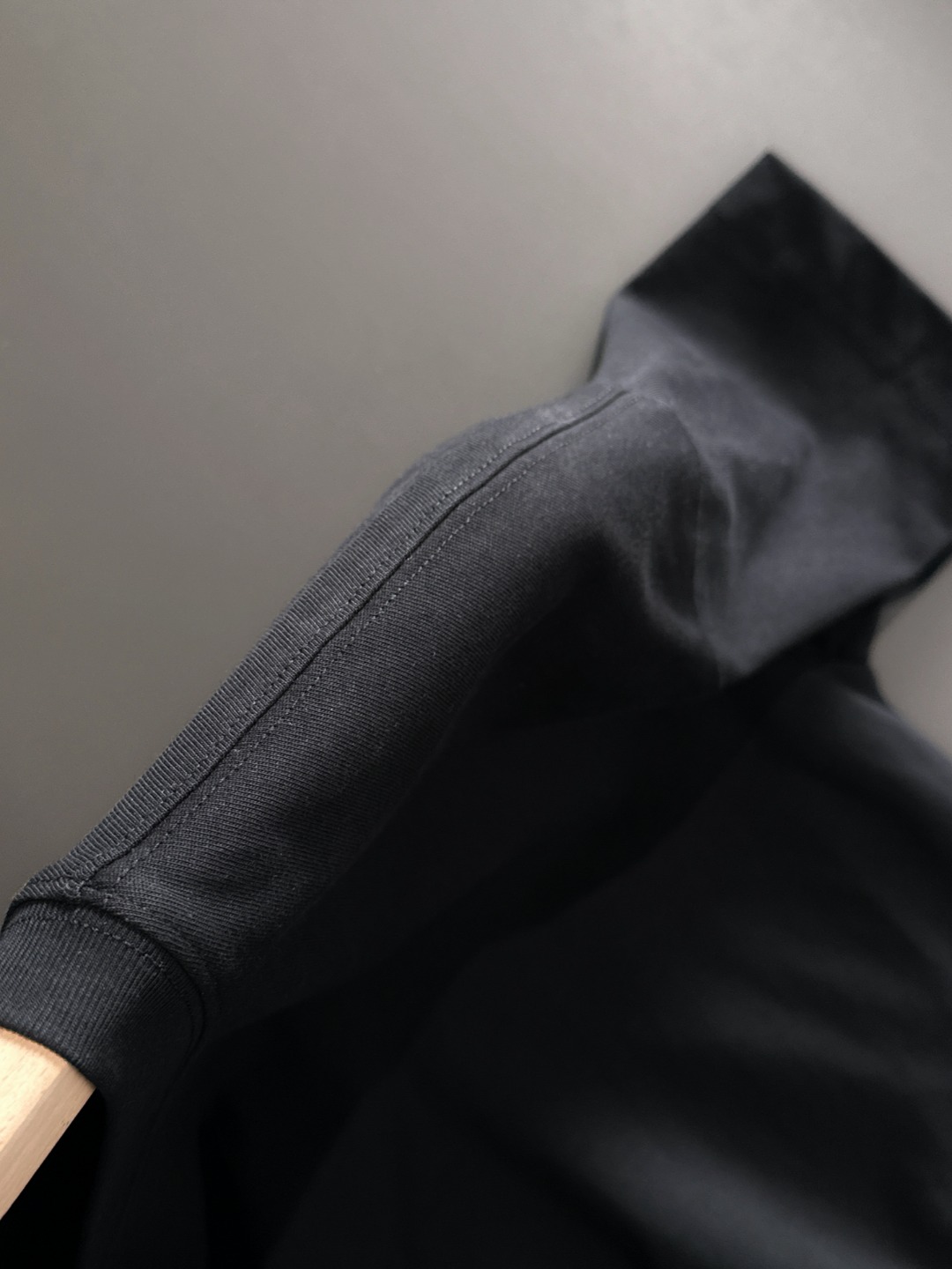 隔天出货 P125 Dior 2026夏季新款  （顶级品质 区别通货）
重磅推出特殊面料短袖 
夏季走秀款 个性独家款式 男女同款 采用进口定制定染面料 后领锁链底全包肩 过水不变形不缩水 
SIZE：M到3XL