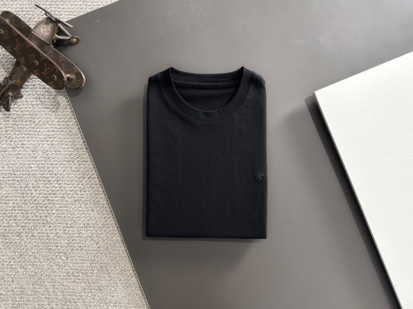 隔天出货 P125 Dior 2026夏季新款  （顶级品质 区别通货）
重磅推出特殊面料短袖 
夏季走秀款 个性独家款式 男女同款 采用进口定制定染面料 后领锁链底全包肩 过水不变形不缩水 
SIZE：M到3XL