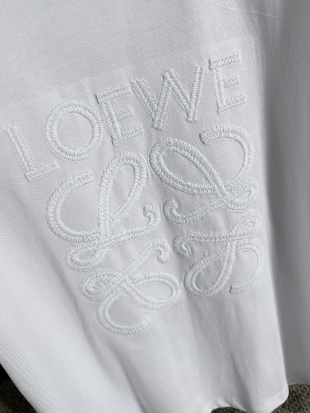 隔天出货 P125 罗意威 2026夏季新款  （顶级品质 区别通货）
重磅推出特殊面料短袖 
夏季走秀款 个性独家款式 男女同款 采用进口定制定染面料 后领锁链底全包肩 过水不变形不缩水 
SIZE：M到3XL