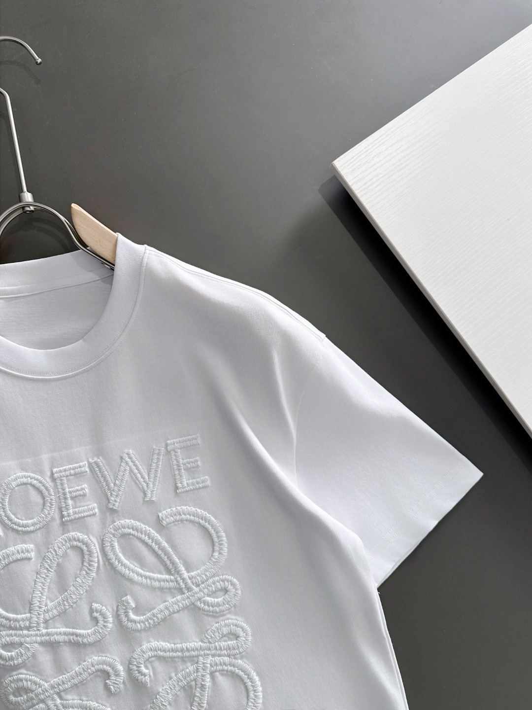 隔天出货 P125 罗意威 2026夏季新款  （顶级品质 区别通货）
重磅推出特殊面料短袖 
夏季走秀款 个性独家款式 男女同款 采用进口定制定染面料 后领锁链底全包肩 过水不变形不缩水 
SIZE：M到3XL