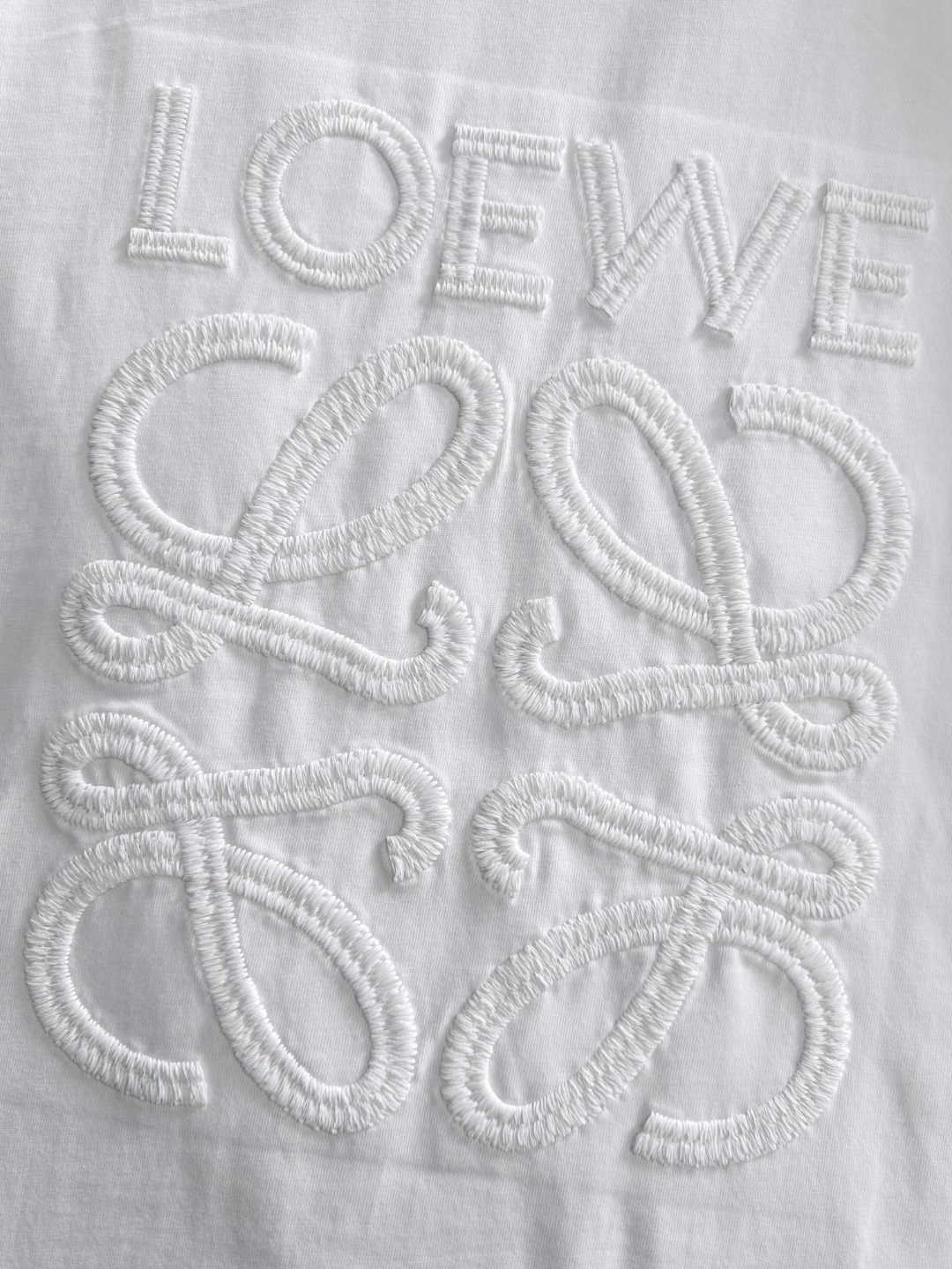 隔天出货 P125 罗意威 2026夏季新款  （顶级品质 区别通货）
重磅推出特殊面料短袖 
夏季走秀款 个性独家款式 男女同款 采用进口定制定染面料 后领锁链底全包肩 过水不变形不缩水 
SIZE：M到3XL