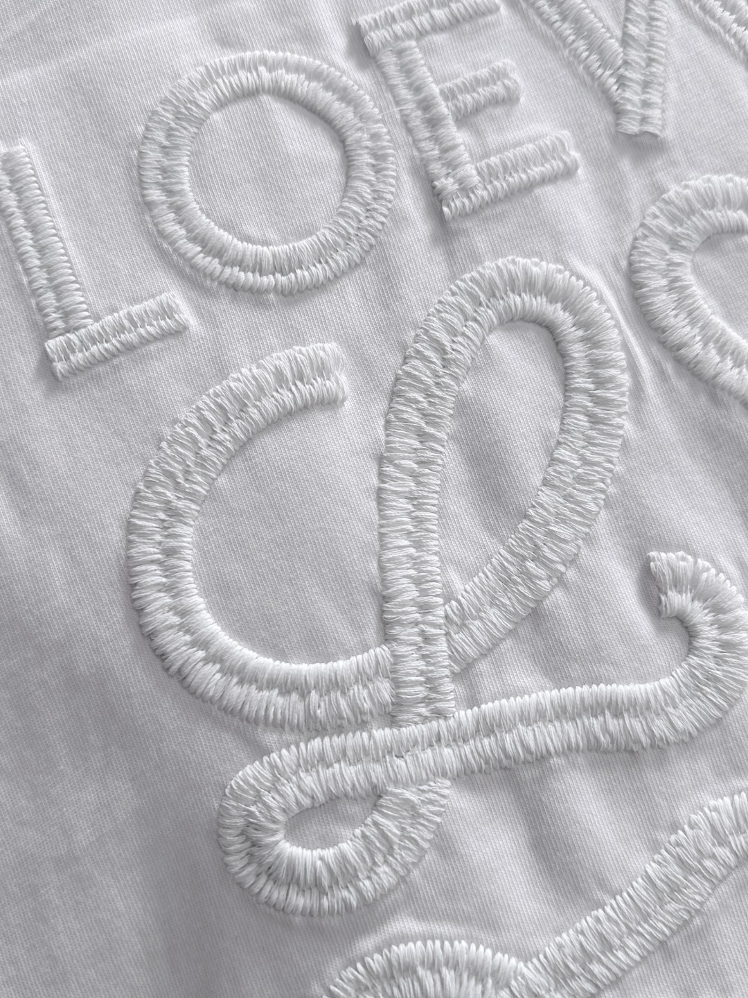 隔天出货 P125 罗意威 2026夏季新款  （顶级品质 区别通货）
重磅推出特殊面料短袖 
夏季走秀款 个性独家款式 男女同款 采用进口定制定染面料 后领锁链底全包肩 过水不变形不缩水 
SIZE：M到3XL