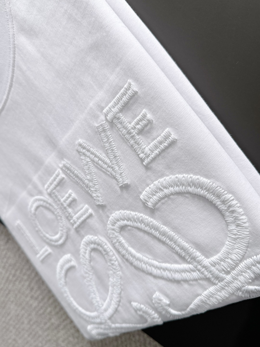 隔天出货 P125 罗意威 2026夏季新款  （顶级品质 区别通货）
重磅推出特殊面料短袖 
夏季走秀款 个性独家款式 男女同款 采用进口定制定染面料 后领锁链底全包肩 过水不变形不缩水 
SIZE：M到3XL