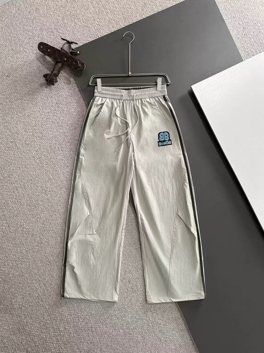 Envío al día siguiente P180 Balenciaga Pantalones casuales de cintura elástica, nueva primavera 2026. Tela personalizad…