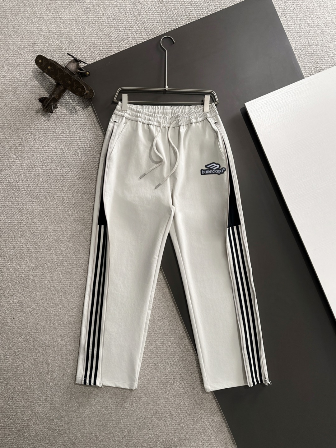 P180 Balenciaga Pantalones casuales con cintura elástica, nueva temporada primavera-verano 2026. Tejido personalizado d…