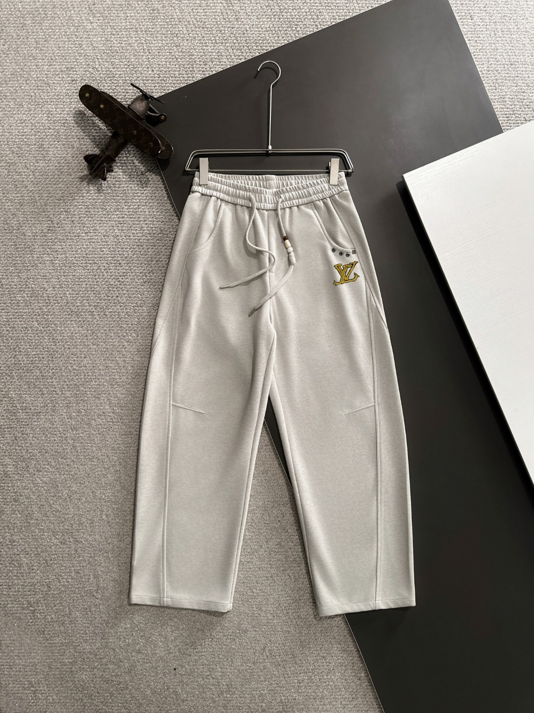 P180 LV 2026 Primavera y verano nuevos pantalones casuales con banda elástica, telas hechas a medida en el mostrador. A…