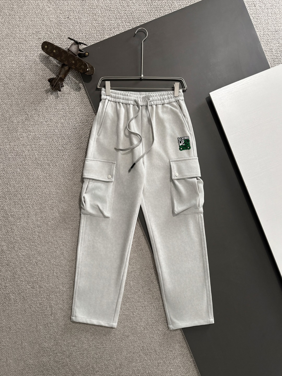 Envío al día siguiente P190 Loewe pantalones casuales con cintura elástica de la nueva colección 2026 primavera/verano,…