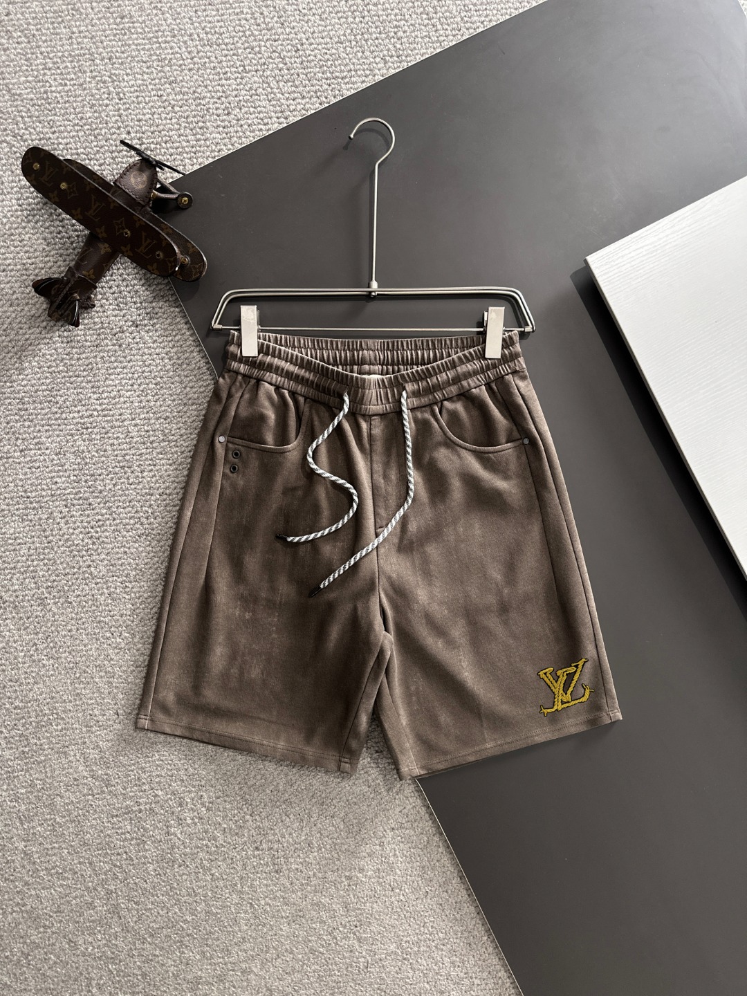P150 Artículo de gama alta LV 2026 primavera-verano nuevo estilo pantalones cortos casuales con elástico, tela personal…