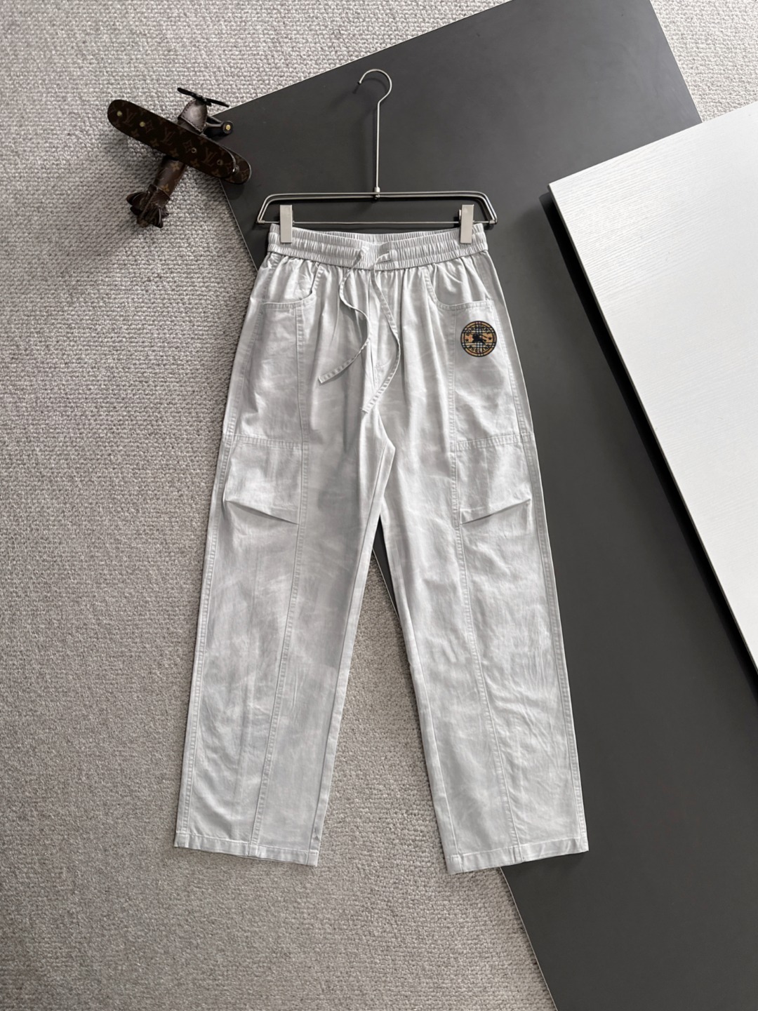 Envío al día siguiente P190 Burberry 2026 primavera y verano nuevos pantalones casuales con banda elástica, telas contr…