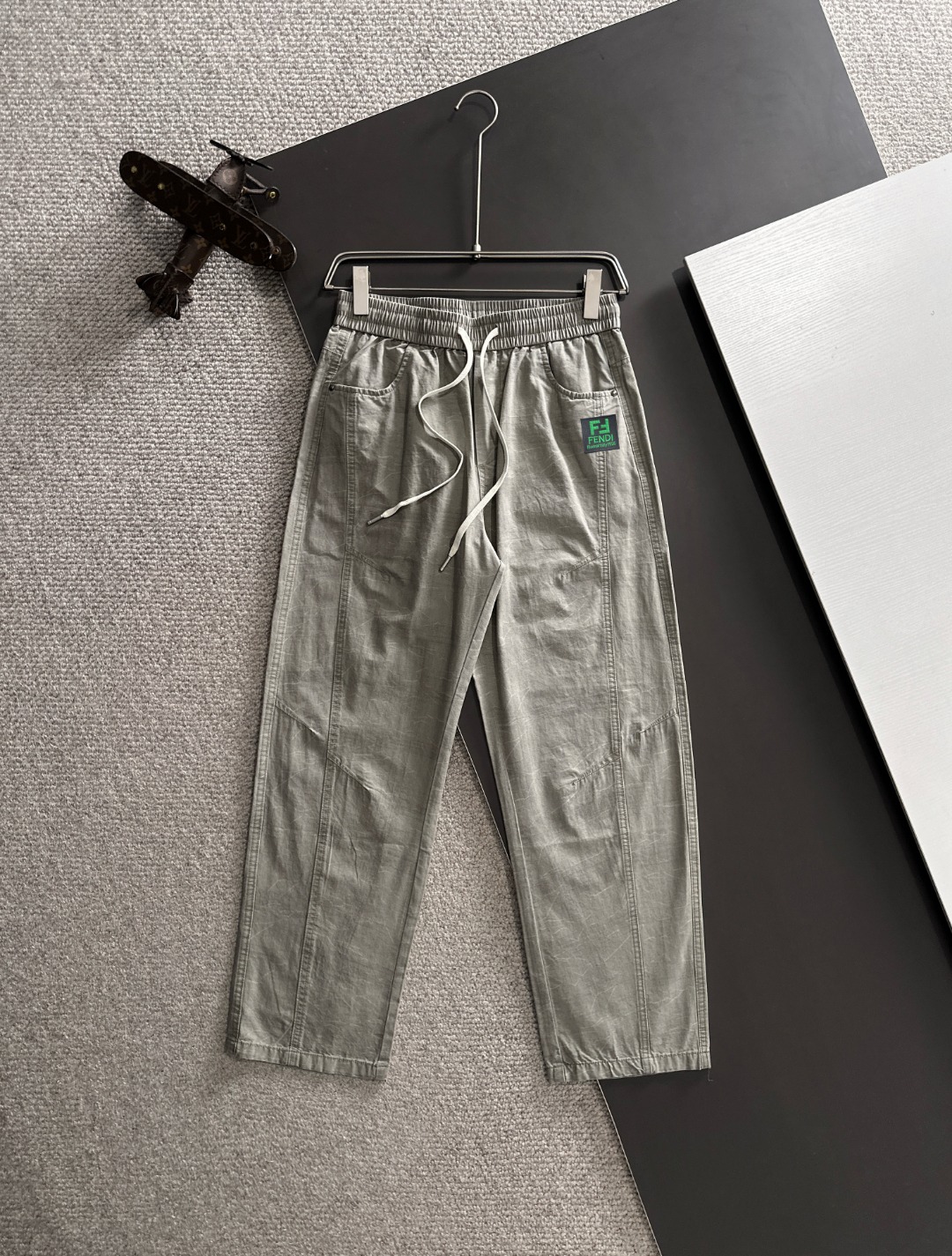 Envío al día siguiente P190 Fendi 2026 primavera/verano nuevo estilo pantalones casuales con cintura elástica, tela per…